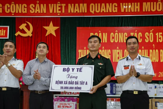 Đoàn công tác Bộ Y tế thăm tặng quà quân và dân quần đảo Trường Sa, Nhà giàn DK1