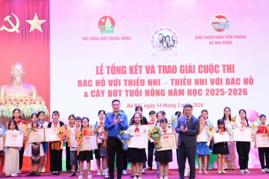Thiếu nhi cả nước kể chuyện làm theo lời Bác qua tranh vẽ, trang văn