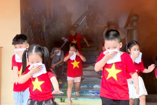 Học sinh mầm non Quảng Ninh trải nghiệm chữa cháy, cứu nạn