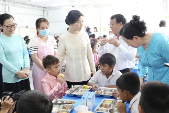 Hỗ trợ hơn 900 'bữa ăn dinh dưỡng học đường' cho học sinh tỉnh Vĩnh Long