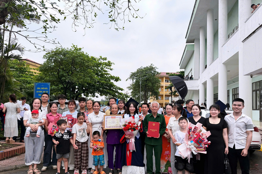 Nữ thủ khoa thuê xe 29 chỗ đưa đại gia đình dự lễ tốt nghiệp