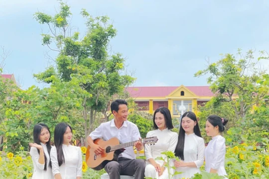 Ngôi trường vùng biển Hà Tĩnh ngập tràn sắc vàng hoa hướng dương