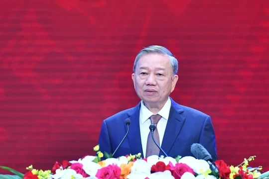 Ánh sáng Hồ Chí Minh soi đường cho chúng ta đi