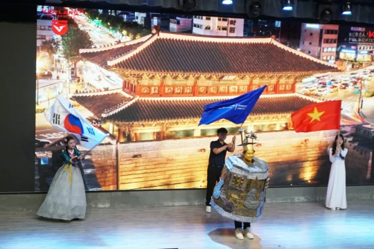 Sinh viên Việt 'đánh thức' di sản Hàn Quốc bằng hóa trang sân khấu