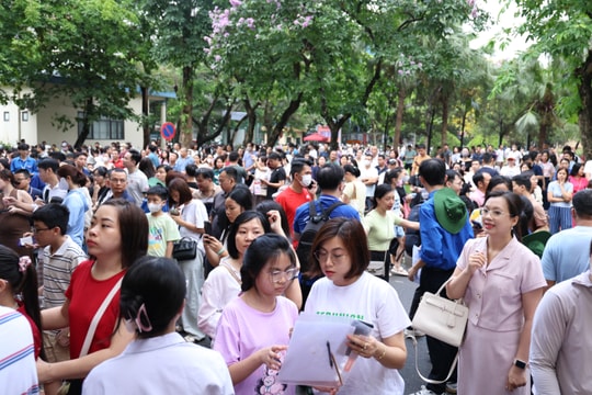 Phụ huynh hồi hộp chờ con thi '1 chọi 20' vào lớp 6