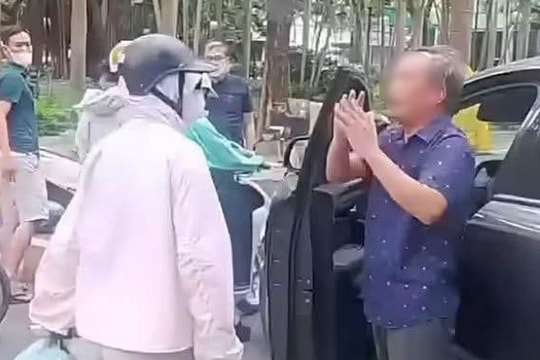 Vụ va chạm giao thông đang khiến cả MXH bức xúc: Chở theo con nhỏ mà người mẹ này đang làm cái gì thế này!