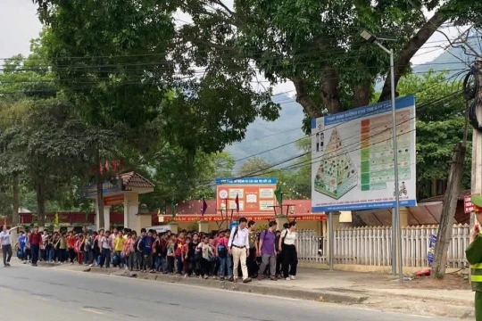 Lập 'luồng xanh' an toàn cho học sinh vùng cao đến lớp