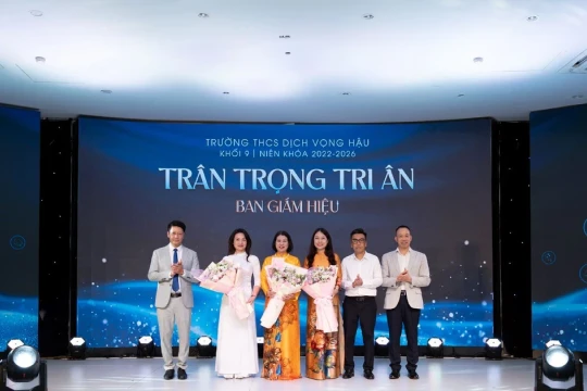 Học sinh Trường THCS Dịch Vọng Hậu tri ân thầy cô trước kỳ thi vào lớp 10