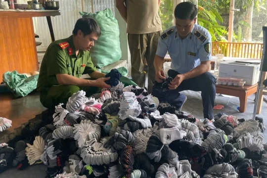 Công an Hà Nội phát hiện hơn 5.400 sản phẩm giả nhãn hiệu Nike, Adidas, Puma