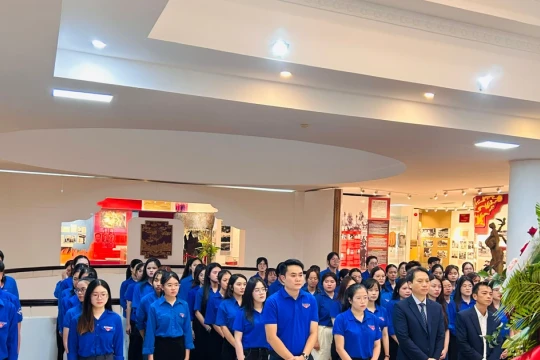 Gần 200 sinh viên tiêu biểu Trường ĐH Ngoại ngữ Huế dâng hương, báo công với Bác