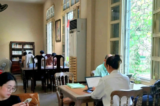 Thói quen đọc của SV thời đại số: Sự giao thoa giữa trang giấy và màn hình