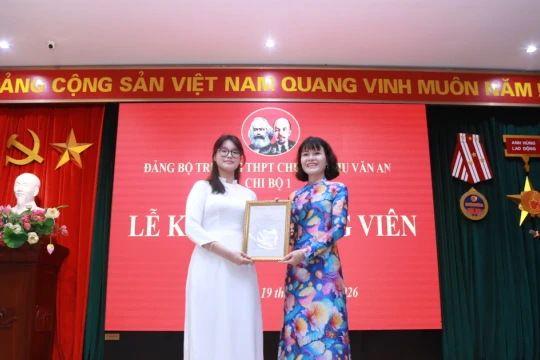 Trường Bưởi - Chu Văn An kết nạp Đảng cho 9 học sinh đúng dịp sinh nhật Bác