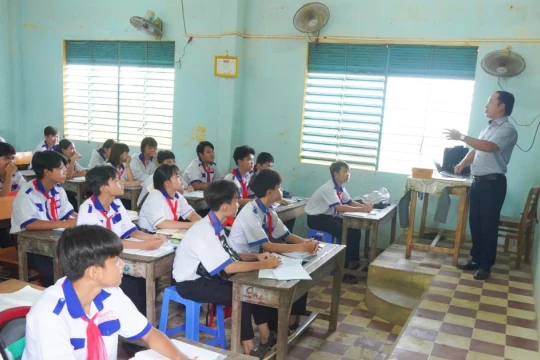 Học sinh vùng biên An Giang vượt khó chạm cánh cửa lớp 10