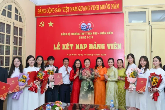 9 HS Trường THPT Trần Phú-Hoàn Kiếm được kết nạp Đảng đúng ngày sinh nhật Bác