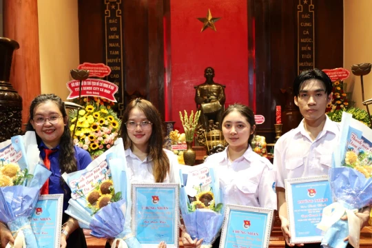 Sinh viên Phân hiệu Trường Đại học Bình Dương tại Cà Mau làm theo lời Bác