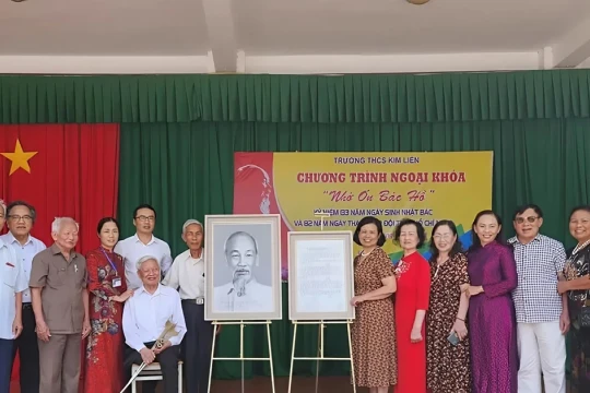 Hành trình tìm lại kỷ vật Bác Hồ gửi thầy trò quê hương Kim Liên