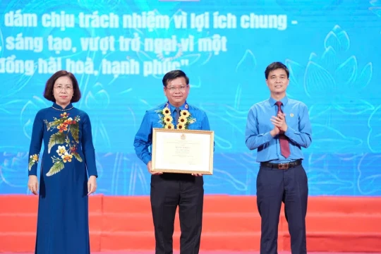 PGS.TS Đinh Văn Châu nhận Bằng khen của Tổng Liên đoàn Lao động Việt Nam