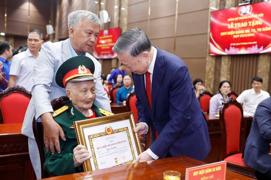 Tổng Bí thư, Chủ tịch nước trao Huy hiệu Đảng cho đảng viên lão thành
