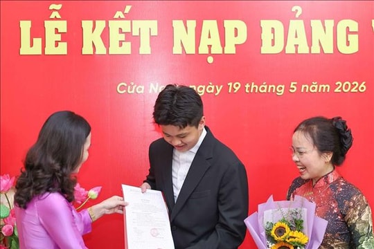Kết nạp Đảng cho học sinh - bước chuẩn bị nguồn cán bộ trẻ cho tương lai