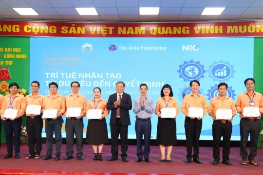 Hơn 100 cán bộ, công chức, viên chức ở Cần Thơ được trang bị kỹ năng AI