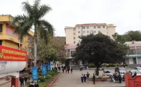 Hiệu trưởng nói gì về nguyên nhân nữ sinh bị đánh hội đồng trong nhà vệ sinh?
