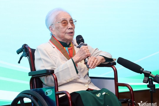Nguyên Phó Chủ tịch nước Nguyễn Thị Bình nhận huân chương cao quý của Palestine