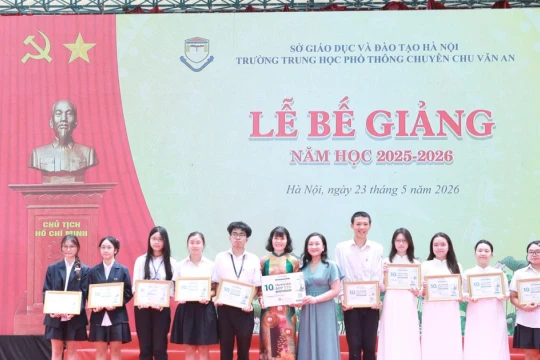 Lắng đọng giờ phút chia tay học sinh lớp 12 của ngôi trường trăm tuổi