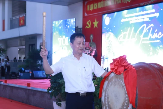 Lời chia tay xúc động của thầy Hiệu trưởng với học trò lớp 12