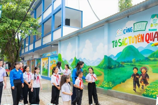 'Con đường bích hoạ' đặc biệt ở xứ Tuyên