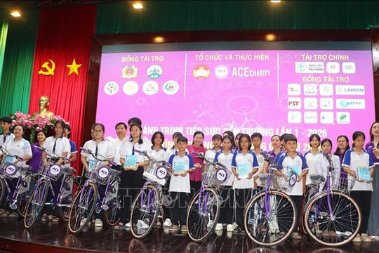 Trao tặng 300 xe đạp cho học sinh khó khăn