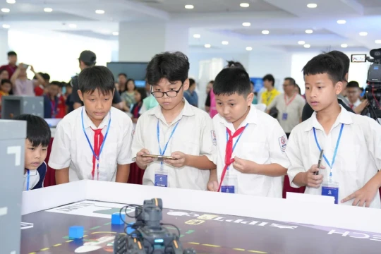 Học sinh THCS tranh tài tại đấu trường robot AI khu vực miền Bắc