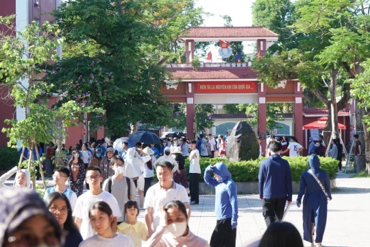 Nắng nóng đỉnh điểm, thí sinh thi vào lớp 10 ở Nghệ An đông nhất từ trước đến nay