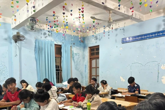'Giữ chân' học sinh ở lại trường ôn thi