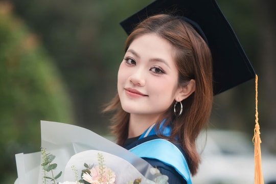 Nữ sinh tốt nghiệp sớm với bảng điểm toàn A