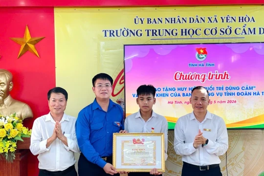 Nam sinh cứu 2 em nhỏ đuối nước nhận Huy hiệu Tuổi trẻ dũng cảm