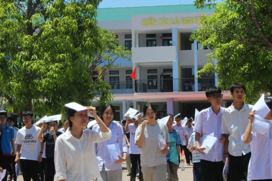 Thí sinh Hà Tĩnh đội nắng hoàn thành buổi thi đầu tiên