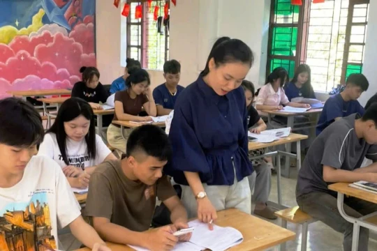 Thầy trò vùng cao Thanh Hóa nỗ lực ôn thi trong nắng nóng gay gắt