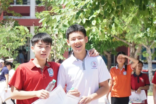 Đề thi môn Ngữ văn lớp 10 Nghệ An quen thuộc mà vẫn 'chạm' cảm xúc thiêng liêng