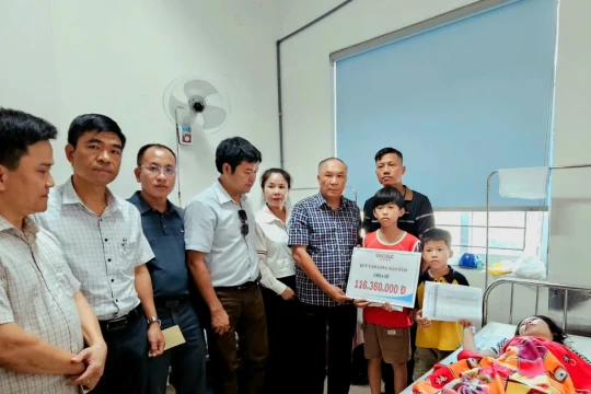 Báo GD&TĐ kết nối, trao hơn 116 triệu đồng tới cô giáo bị ung thư não