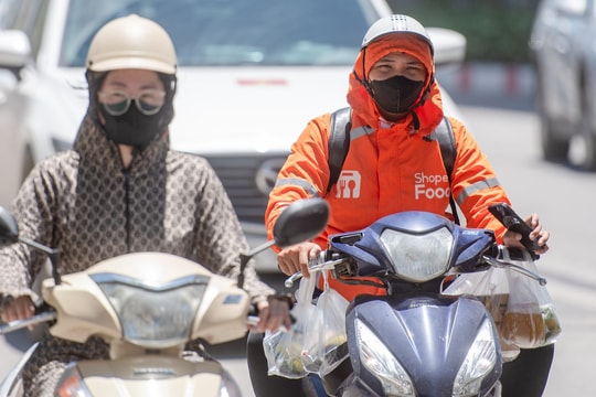Hà Nội nắng như rang, shipper vừa chạy đơn vừa tấp vào bóng râm hồi sức