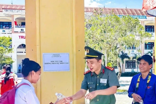 Công an dùng xe chuyên dụng hỗ trợ thí sinh đến điểm thi kịp giờ