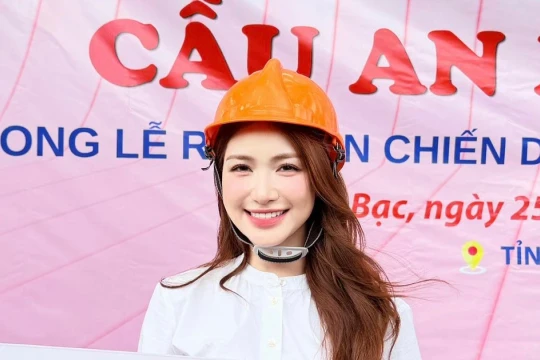 Hòa Minzy đánh dấu tuổi mới bằng món quà ý nghĩa tặng bà con Cà Mau