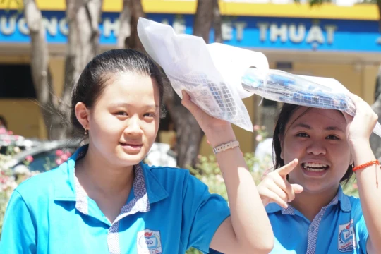 Thí sinh Nghệ An nhẹ nhõm hoàn thành môn thi cuối vào lớp 10