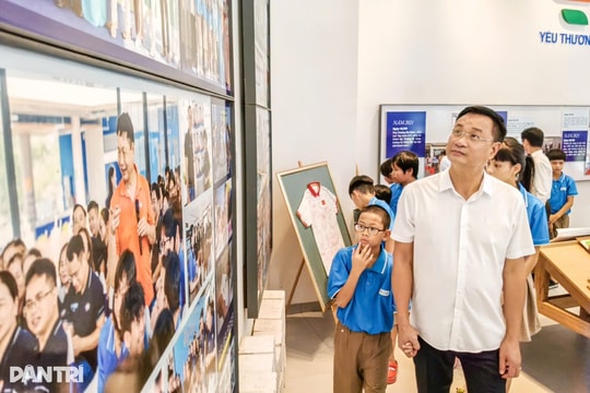 Bí thư Đà Nẵng nghẹn ngào khi thăm ngôi trường của trẻ mồ côi vì Covid-19