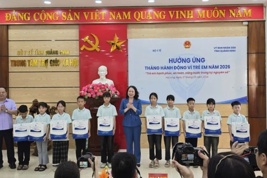 Phó Chủ tịch nước Võ Thị Ánh Xuân thăm, tặng quà tại Quảng Ninh