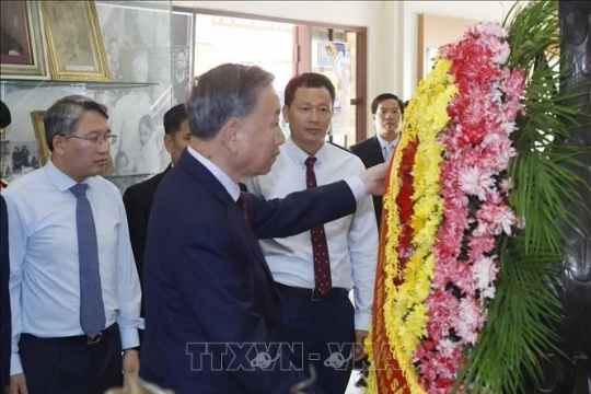 Tổng Bí thư, Chủ tịch nước Tô Lâm dâng hương tưởng niệm Chủ tịch Hồ Chí Minh tại Thái Lan