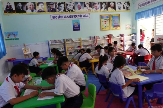 Mang ‘Thư viện niềm vui’ đến trường vùng sâu Cà Mau