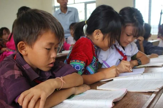 Thống nhất một bộ sách giáo khoa giảm gánh nặng cho học sinh vùng khó