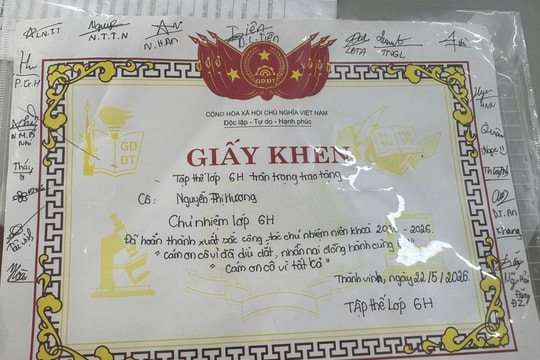 Cô giáo Nghệ An xúc động khi nhận "giấy khen" đặc biệt từ học trò