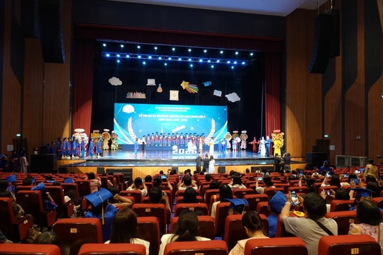 Học sinh lớp 5 xúc động, trao hoa tri ân bố mẹ ngày tổng kết cuối cấp